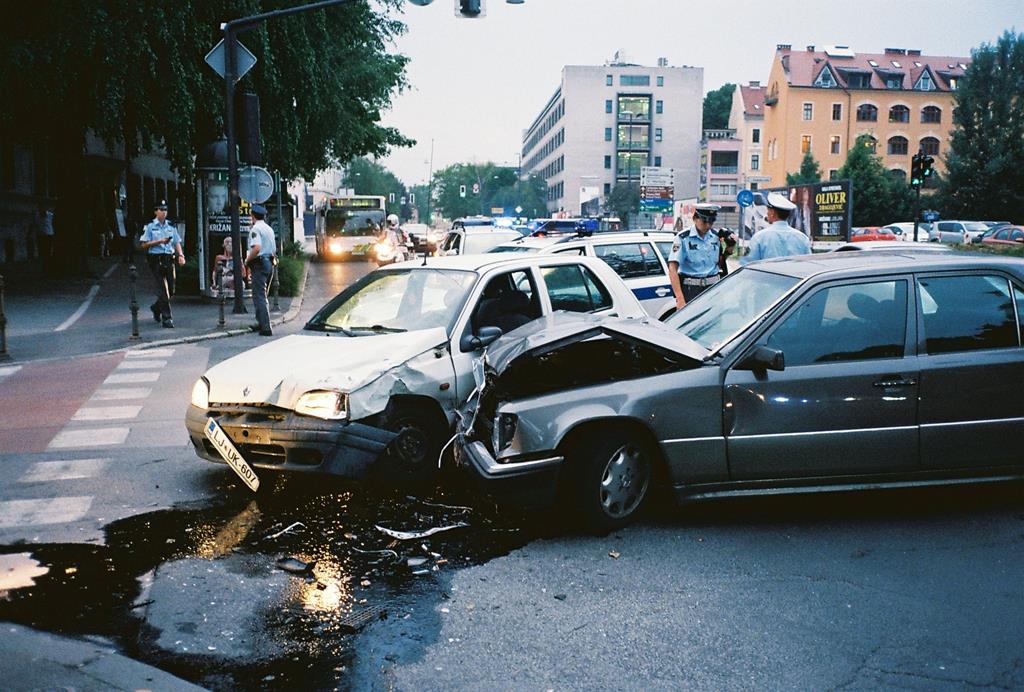para que a seguradora cubra os danos causados a terceiros, o segurado precisa assumir a responsabilidade pelo acidente