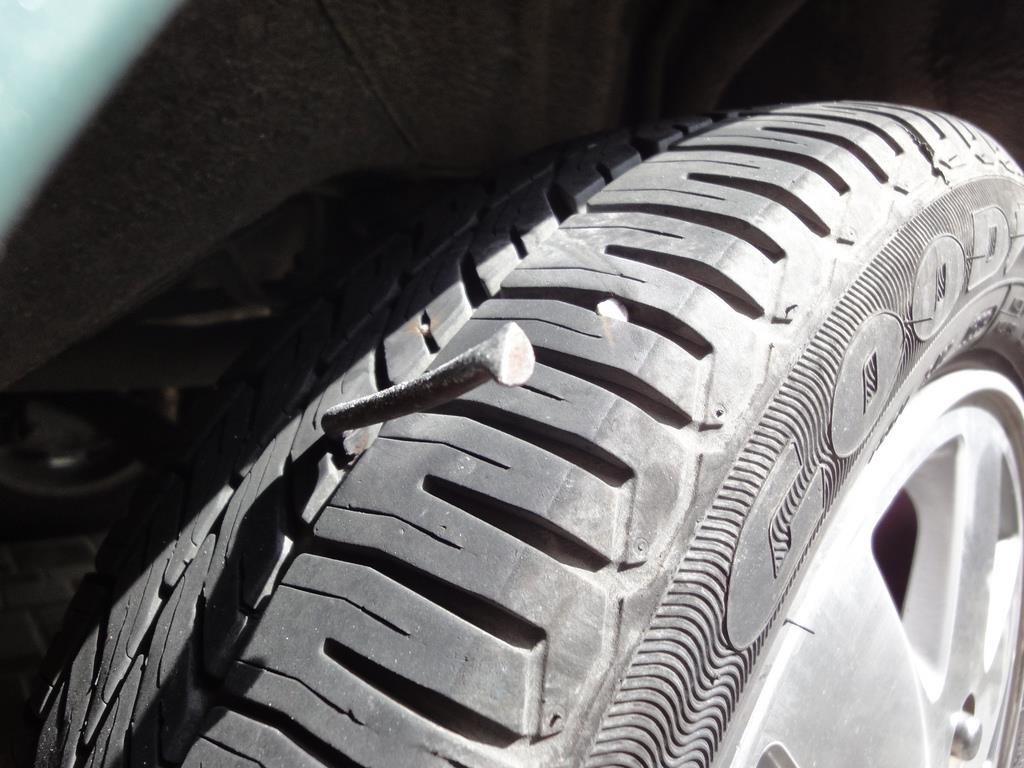furos nos pneus podem ser causados por objetivos jogados no asfalto