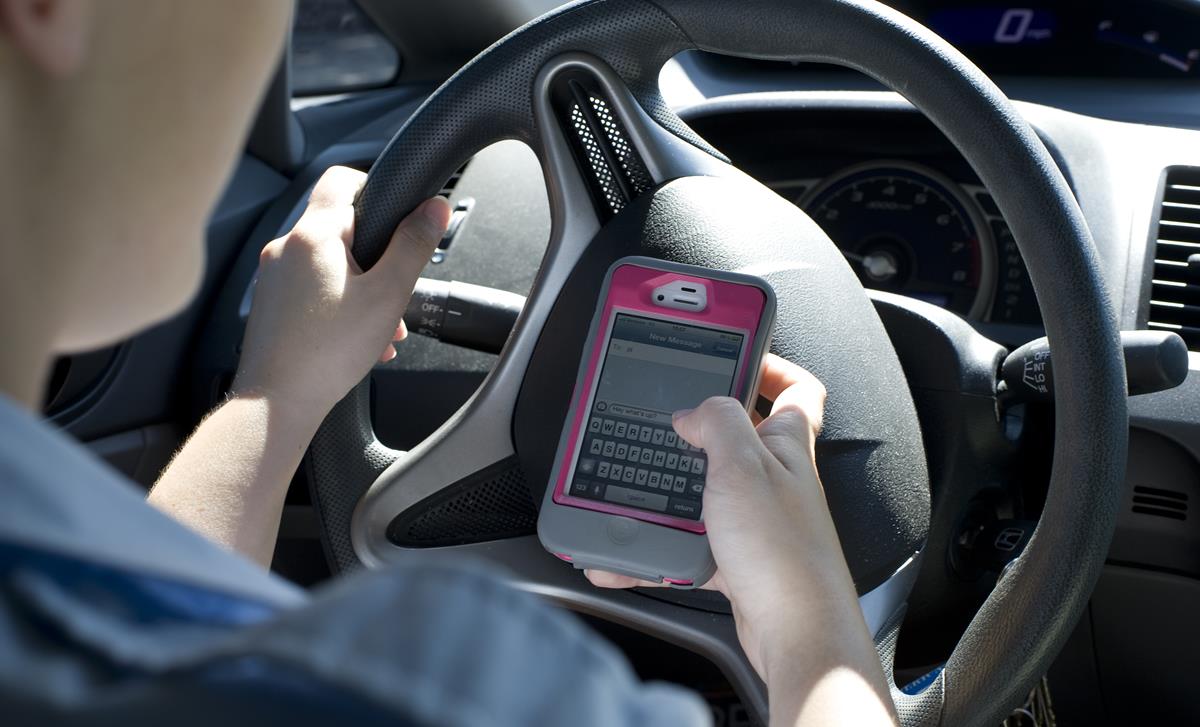 usar o celular enquanto dirige é uma das infrações de trânsito mais cometidas atualmente