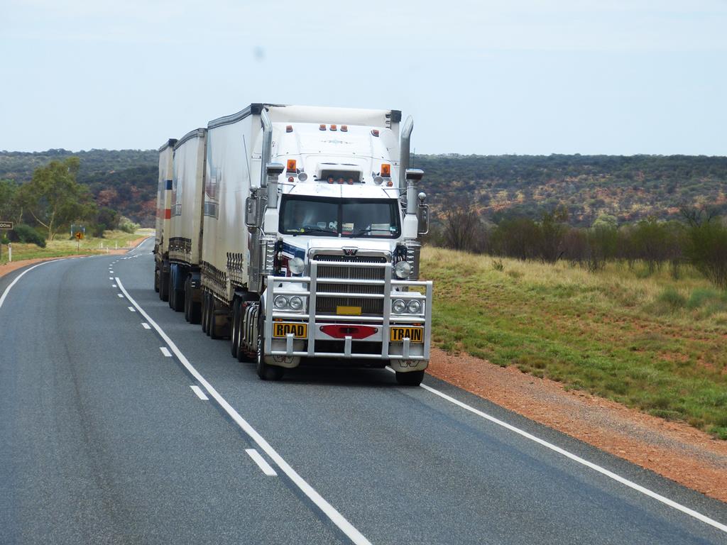 imagem de um caminhão na rodovia