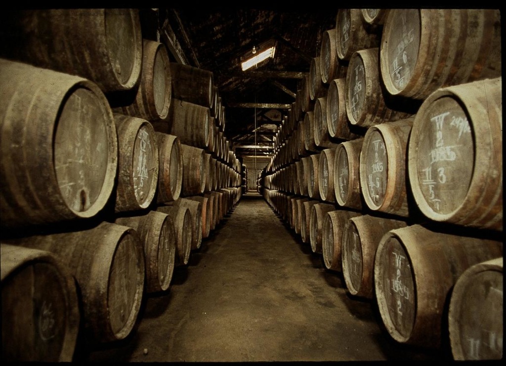 Tonéis onde são armazenados os vinhos do Porto Tawny
