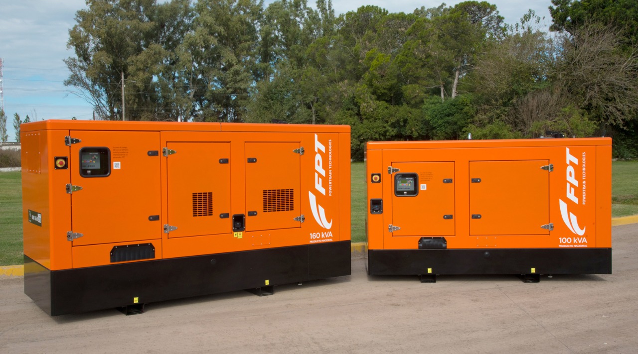 Dois modelos de geradores para indústria, de cor laranja