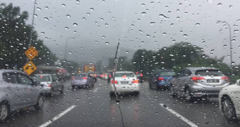 Retrovisor de um carro durante uma chuva 