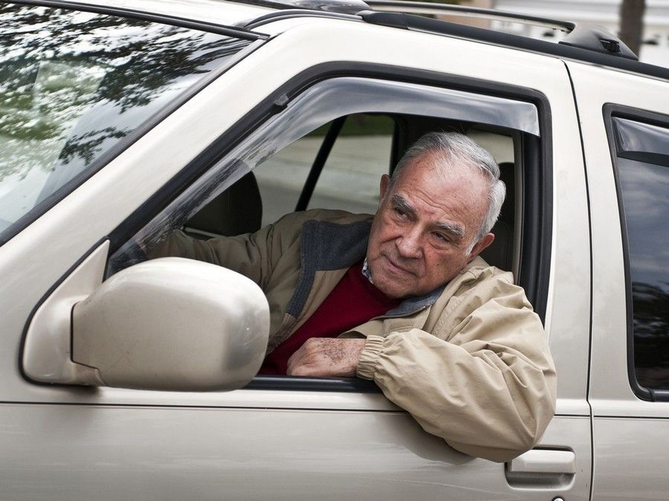 homem esperando no banco da frente de um veículo utilitário