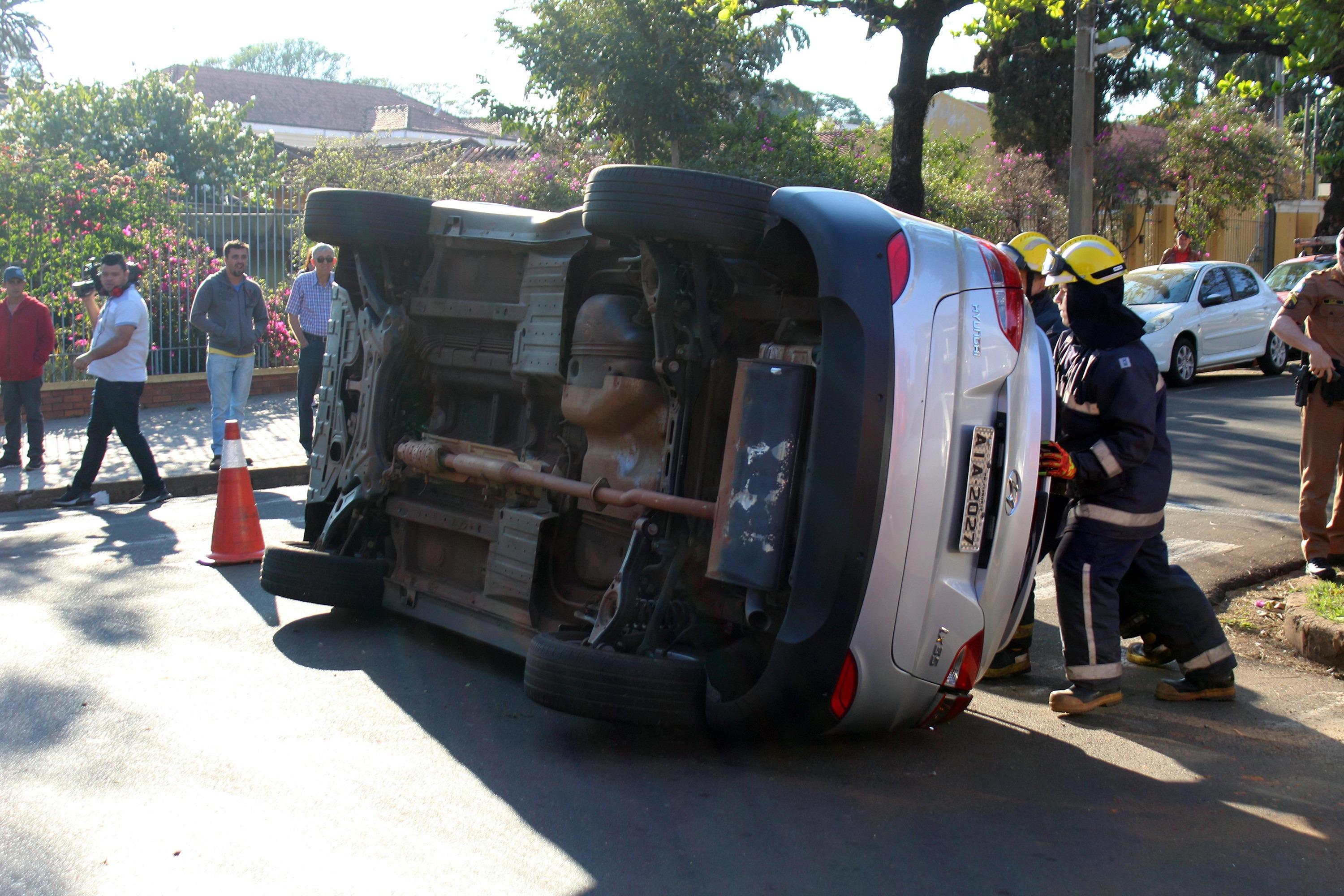 modelo de veículo utilitário caído na estrada 