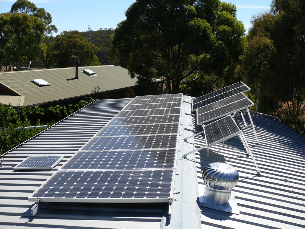 uma das estruturas mais usadas em galpões para aumentar a sustentabilidade e reduzir custos com energia são os painéis de energia solar