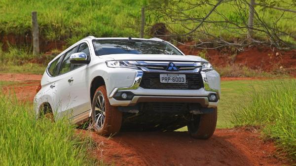 um suv passando por lama na estrada