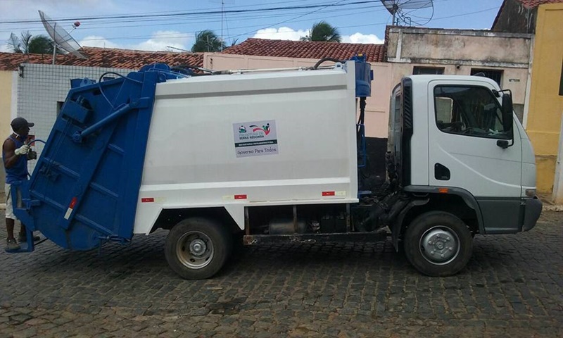 caminhão compactador de lixo na cidade realizando a coleta