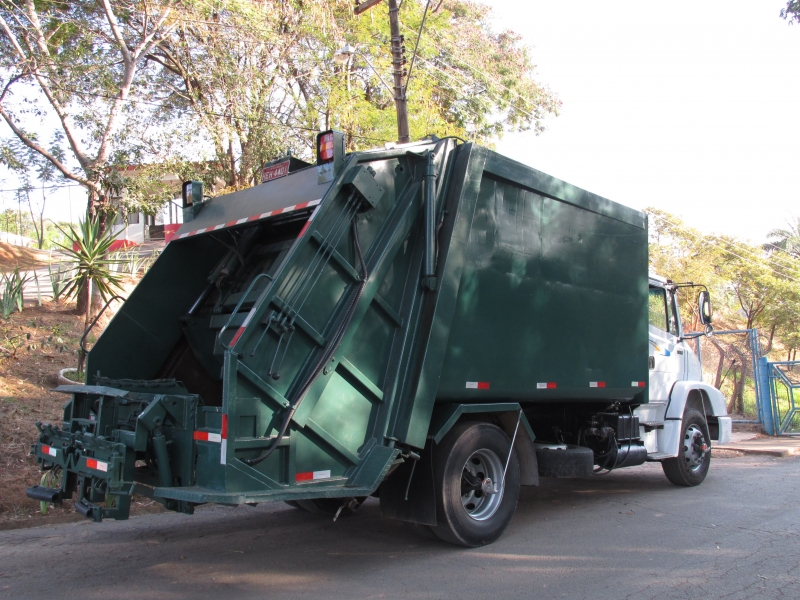 caminhão compactador de lixo