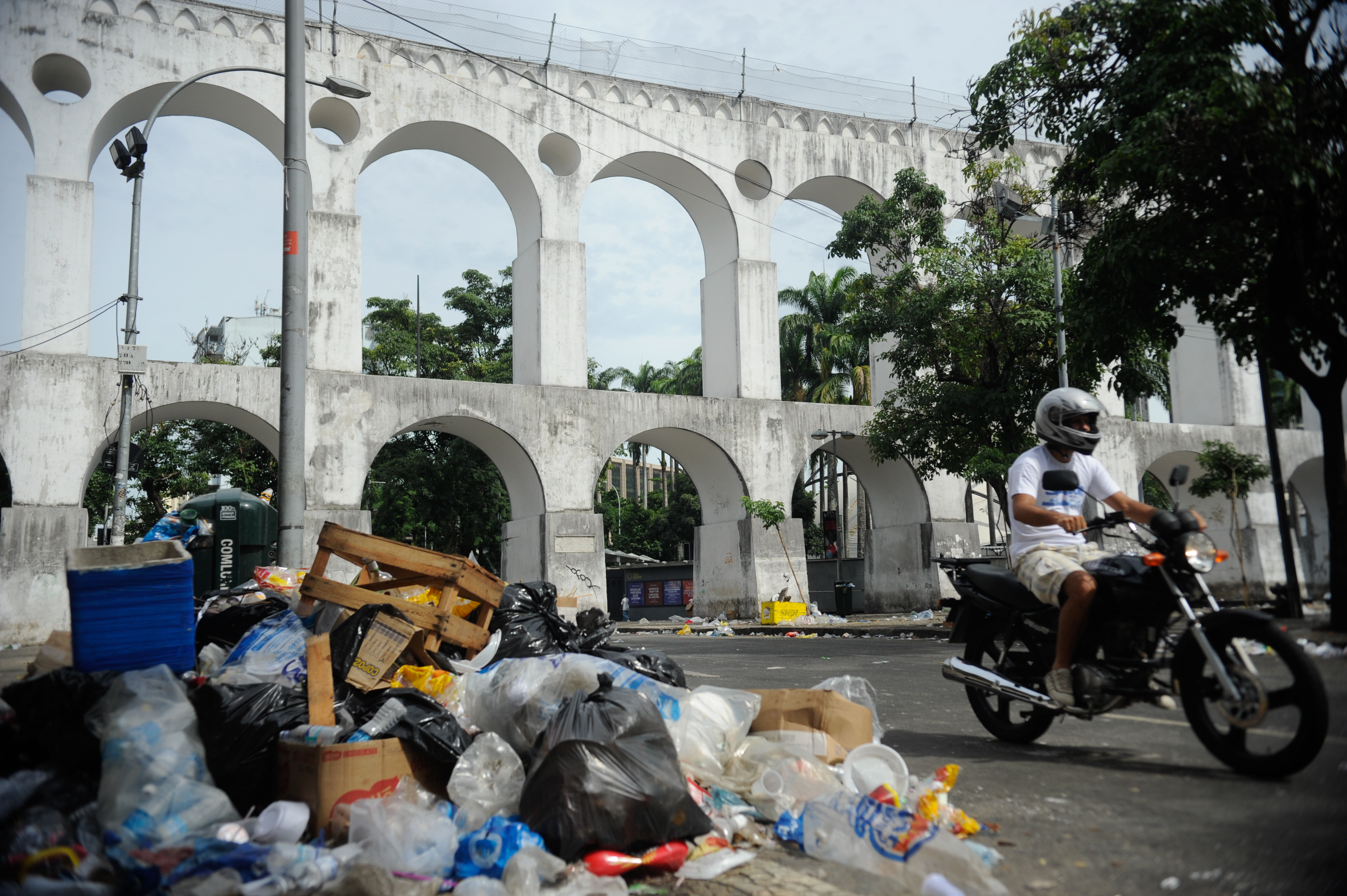 imagem do lixo do carnaval nas ruas do rio de janeiro, na região da lapa, acumulado por conta da greve dos garis