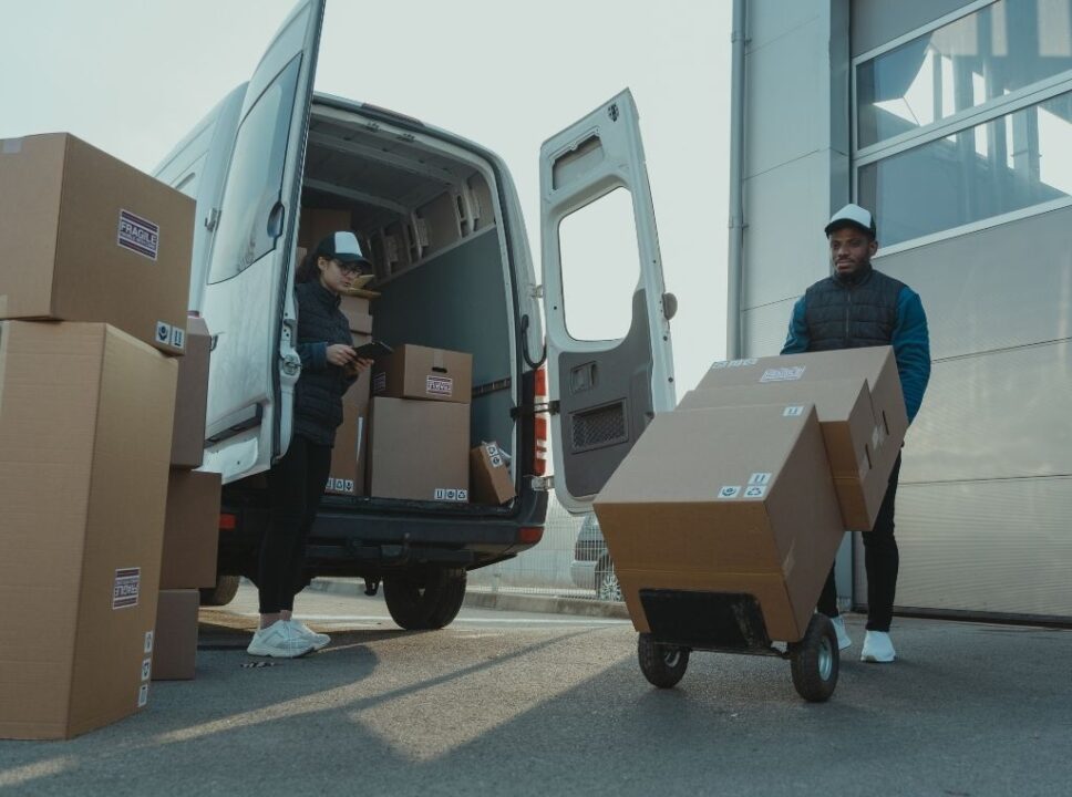 Entregar as mercadorias vendidas, seguindo todas as normas de proteção, qualidade e dentro do prazo combinado com o cliente, é essencial para uma empresa que necessita desse tipo de serviço. 