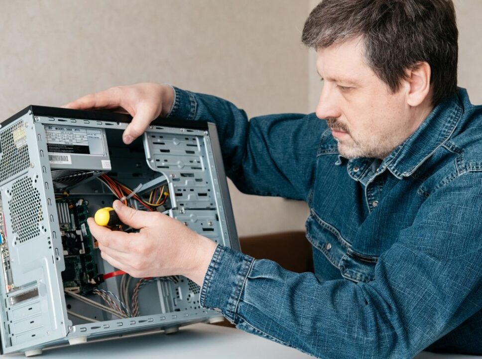 Muitas das vezes, não vale a pena consertar um computador quebrado, pois você acaba perdendo tempo e dinheiro em algo que pode ser substituído por um mais avançado.