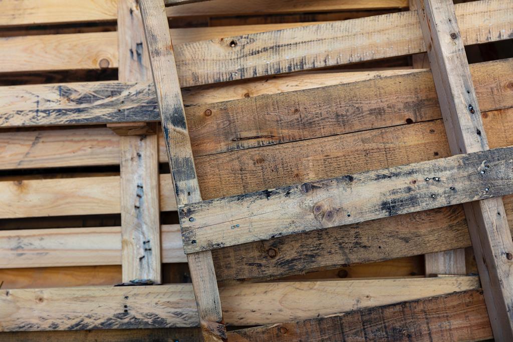 imagem de pallets de madeira empilhados