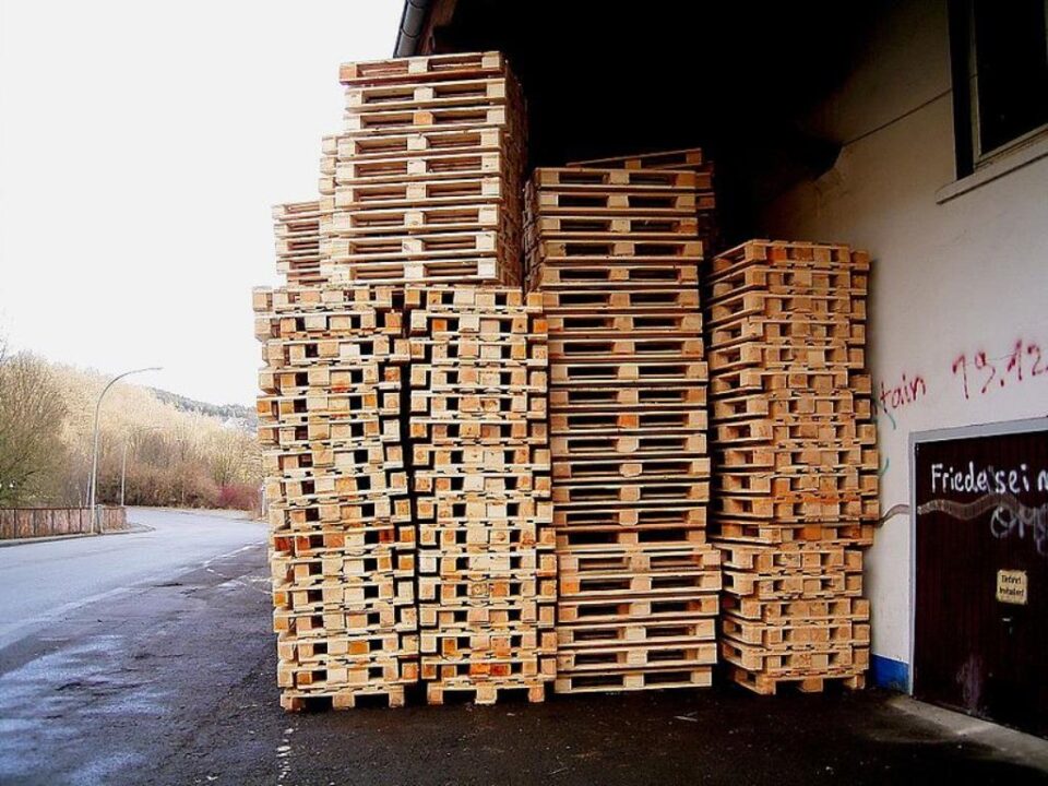 pallets de madeira empilhados