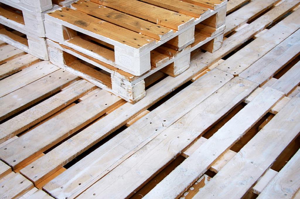 pallets de madeira no chão