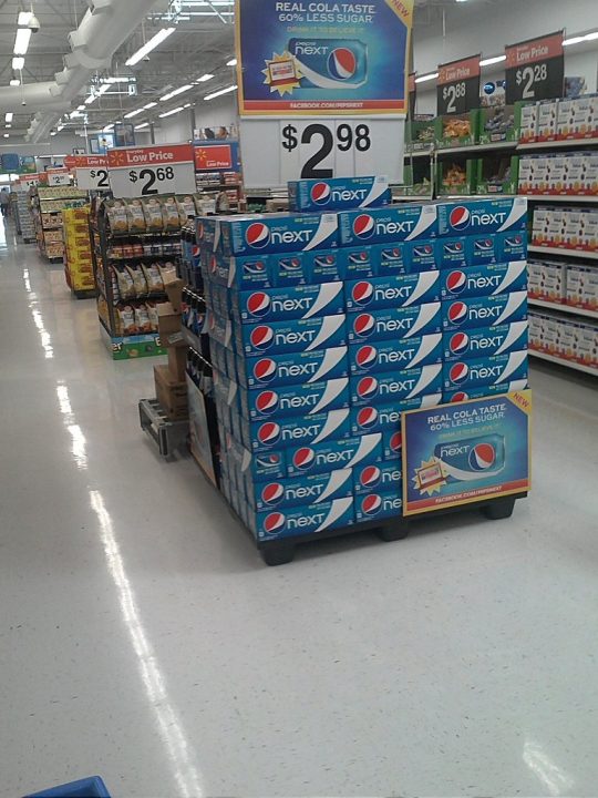 paletização de produtos em um supermercado com o empilhamento de latas de refrigerante