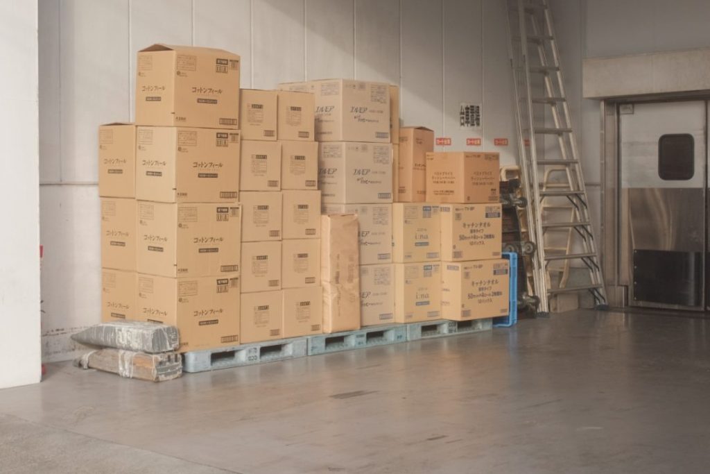 pallets de plástico em um depósito