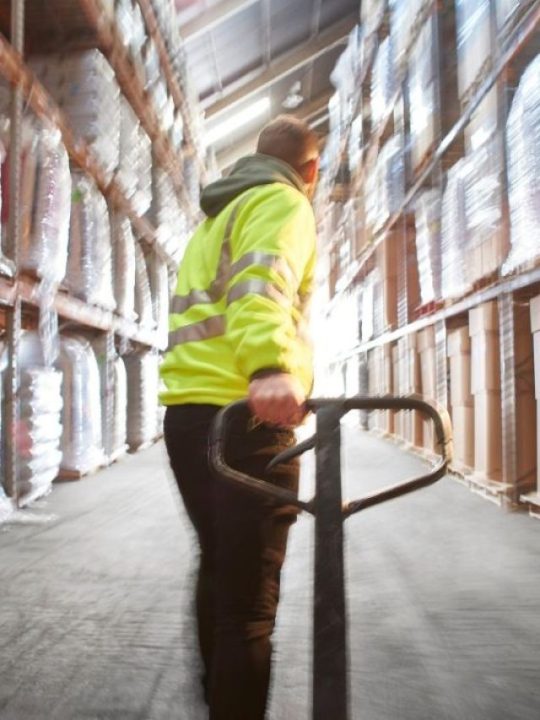 Por que usar pallets de plástico em armazéns e distribuidoras?