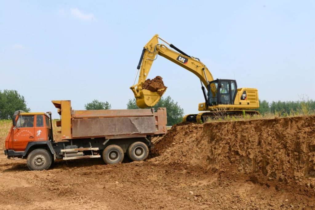 Escavadeira Caterpillar 323