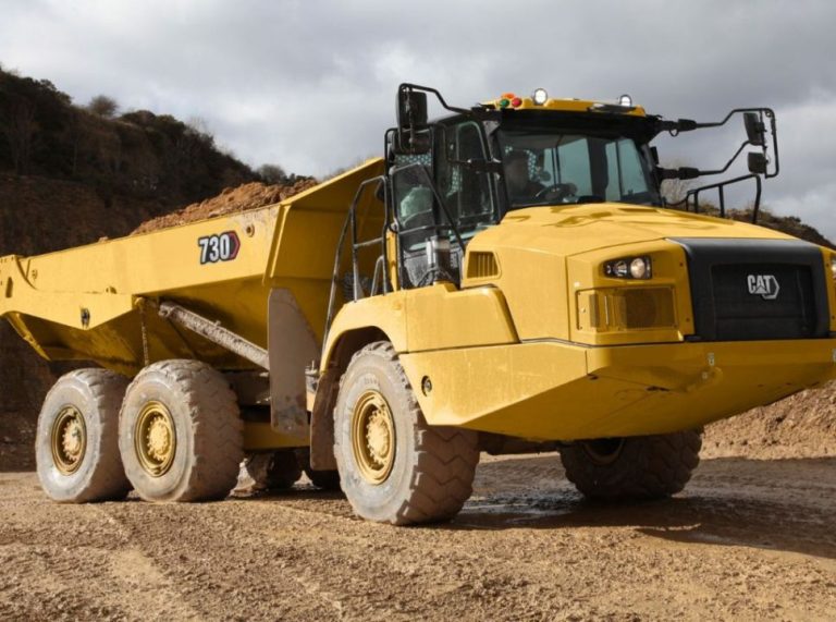 Catálogo Caminhão Articulado Três Eixos 730 Caterpillar