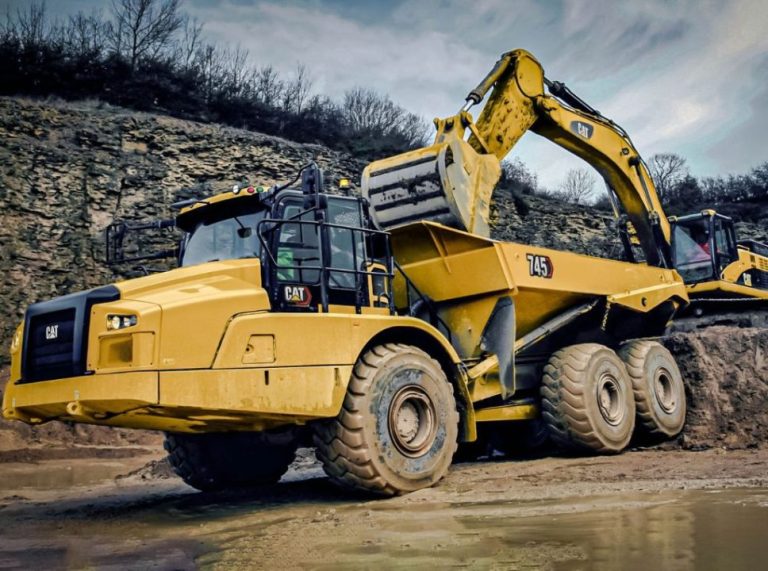 Catálogo Caminhão Articulado Três Eixos 745 Caterpillar