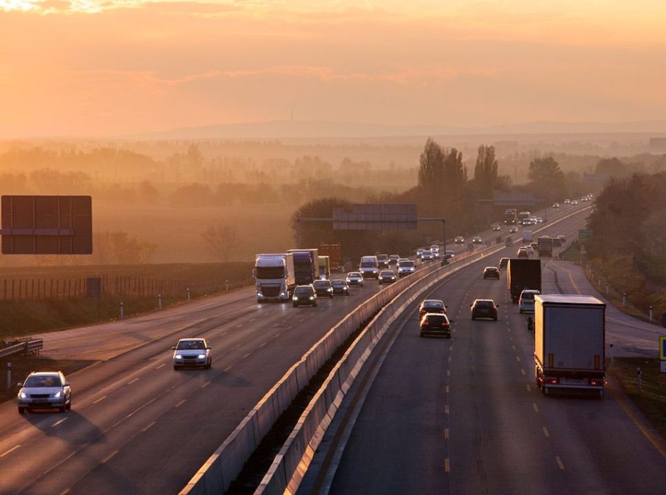 O futuro do transporte de cargas pesadas aponta para uma integração cada vez maior de tecnologia, sustentabilidade e colaboração estratégica.