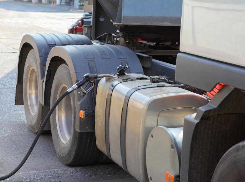 O tanque de combustível do caminhão é um componente essencial para garantir a eficiência das operações no transporte rodoviário. 