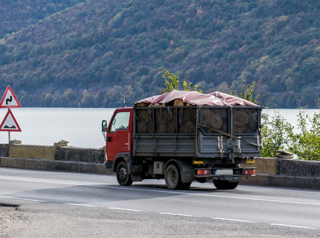 Caminhão para operação urbana: O transporte de cargas em áreas urbanas apresenta características específicas que diferem significativamente das operações em estradas ou regiões rurais.