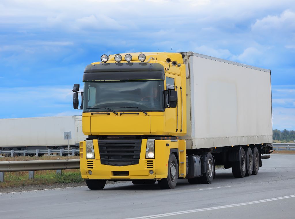 O aluguel de caminhões é uma modalidade de contratação em que empresas podem utilizar veículos de transporte mediante o pagamento de uma taxa, sem precisar comprá-los ou assumir os custos e responsabilidades relacionados à propriedade. 