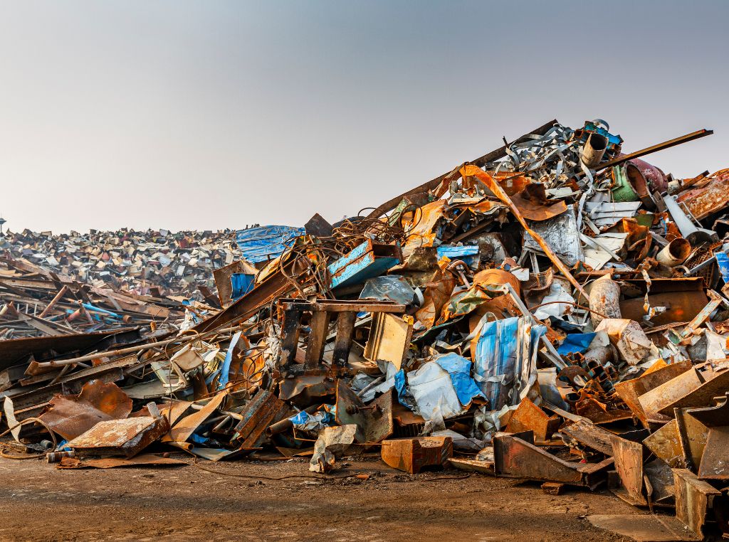 Se você é uma empresa ou trabalha no setor de reciclagem, é bem provável que possa participar sem restrições. Já pessoas físicas devem prestar atenção especial aos critérios de cada edital, principalmente em leilões de veículos e sucata metálica especializada.
