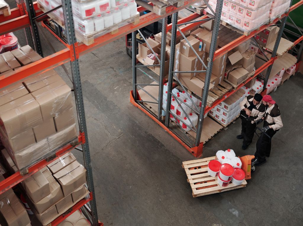 Movimentar estoque parado: Outra tática eficiente é combinar produtos parados com itens que têm boa saída, criando kits promocionais. Isso aumenta o valor percebido pelo cliente e facilita o escoamento do que está parado.