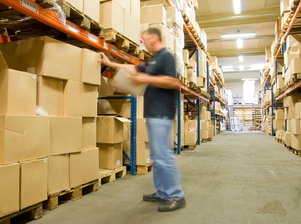 Movimentar estoque parado: Produtos ligados a eventos sazonais (como datas comemorativas ou coleções por estação) precisam de atenção redobrada. Fora da época, o valor percebido cai e a chance de encalhe aumenta.