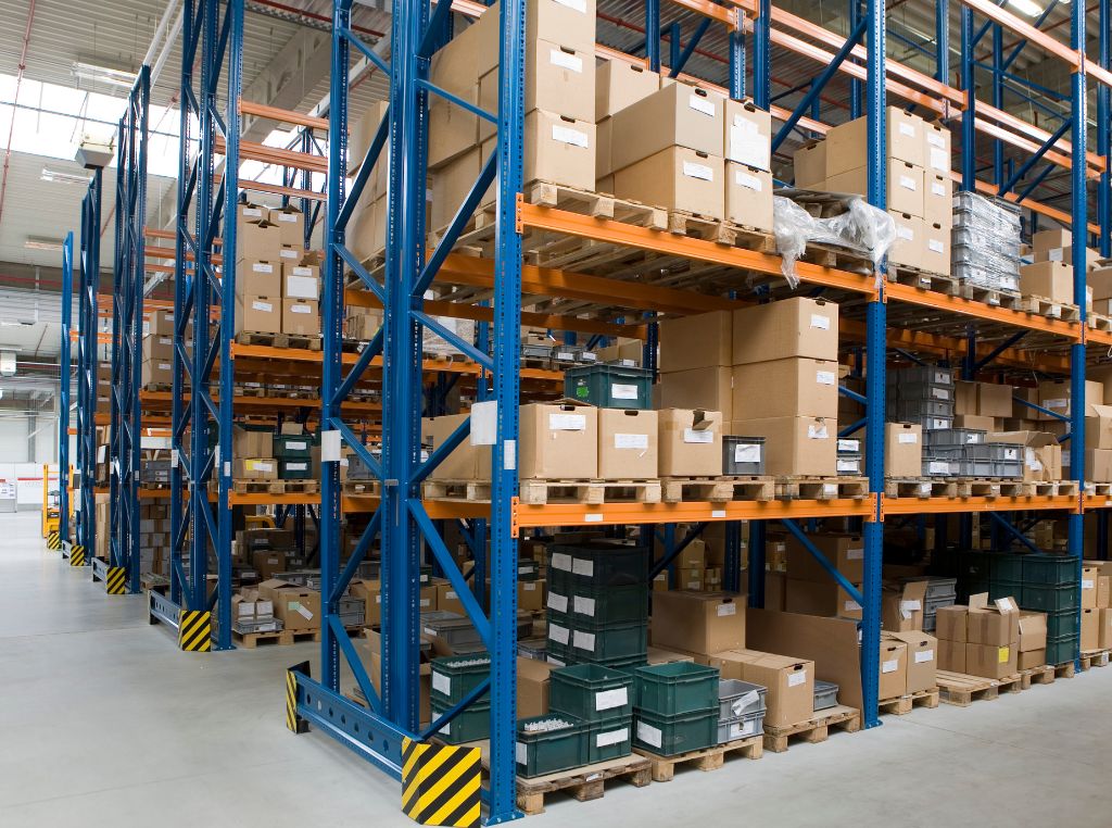 Movimentar estoque parado é o conjunto de produtos que estão armazenados há muito tempo sem giro ou movimentação significativa de vendas. 