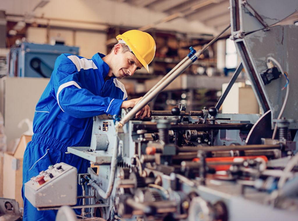 Quem busca entrar ou se especializar na indústria metalmecânica encontra uma boa variedade de cursos técnicos, de qualificação e especialização.