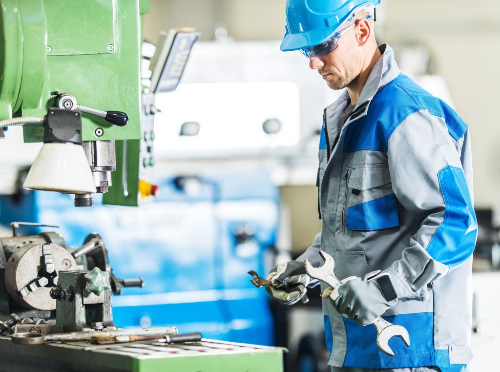 Além disso, os centros de formação contam com ambientes simulados que reproduzem linhas de produção, oficinas de manutenção e laboratórios de metrologia, proporcionando uma imersão completa nas rotinas da indústria metalmecânica.