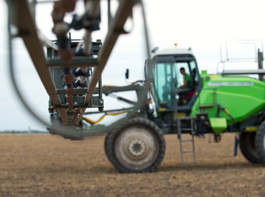 Como escolher pulverizador agrícola: Esses pulverizadores são acoplados a tratores e contam com barras longas equipadas com bicos pulverizadores, ideais para cobrir grandes faixas de terreno em cada passada.