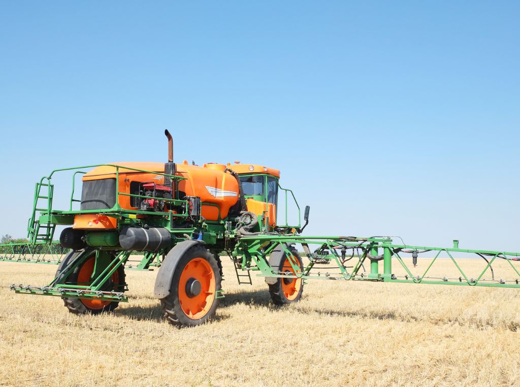 Como funciona um pulverizador agrícola: Outro fator essencial é a calibração da pressão e da velocidade de deslocamento da máquina.