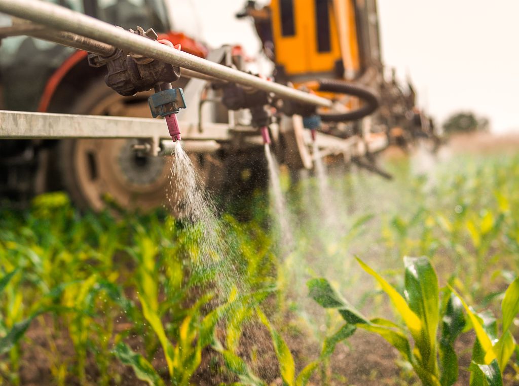 Entender como funciona um pulverizador agrícola envolve um processo técnico, mas que pode ser facilmente entendido quando dividido em etapas. 