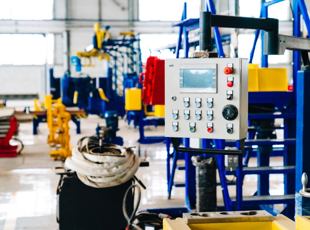 A cadeia automotiva brasileira é uma das mais complexas da indústria, envolvendo desde grandes montadoras e fornecedores de componentes de diferentes portes. A interdependência entre empresas, a necessidade de precisão nos prazos e a influência de fatores externos tornam a gestão logística e de suprimentos um desafio constante para o setor.