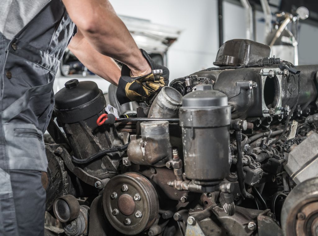 A gestão de manutenção na indústria automotiva é o conjunto de práticas, ferramentas e decisões que visam garantir o bom funcionamento dos equipamentos e sistemas produtivos. 