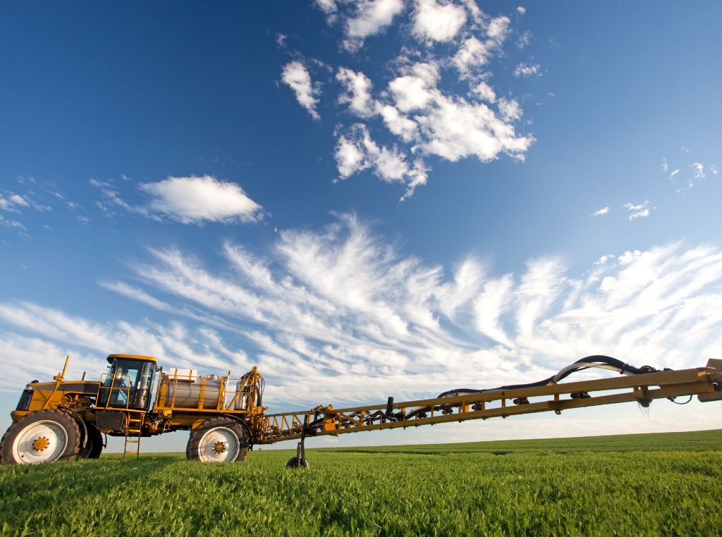 Seguindo esses cuidados simples, o agricultor garante uma pulverização mais eficiente, segura e econômica, protegendo tanto o investimento na máquina quanto a qualidade da produção.