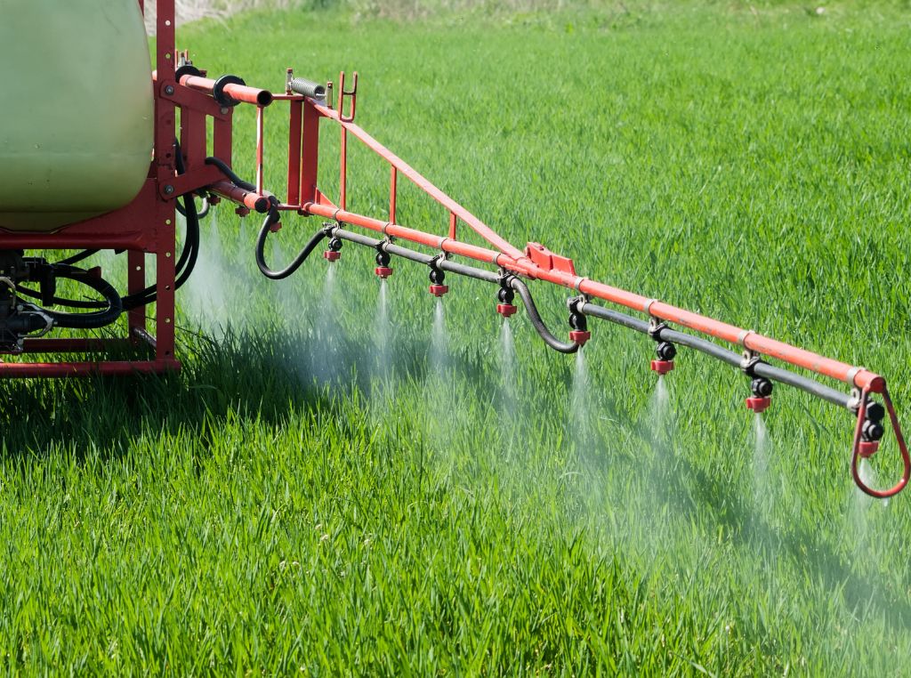 O pulverizador agrícola é um equipamento utilizado na aplicação de produtos líquidos nas plantações, como defensivos, fertilizantes, herbicidas e fungicidas. 