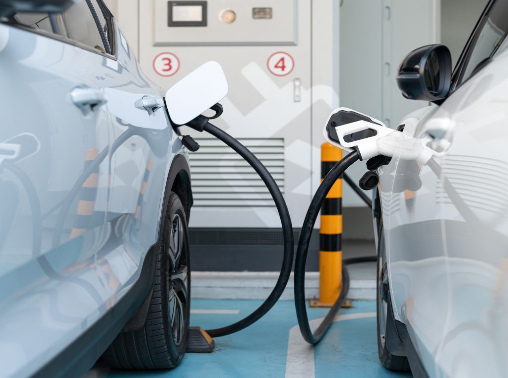 Apesar das inúmeras oportunidades, a transição para veículos elétricos apresenta desafios importantes para a indústria automotiva. 