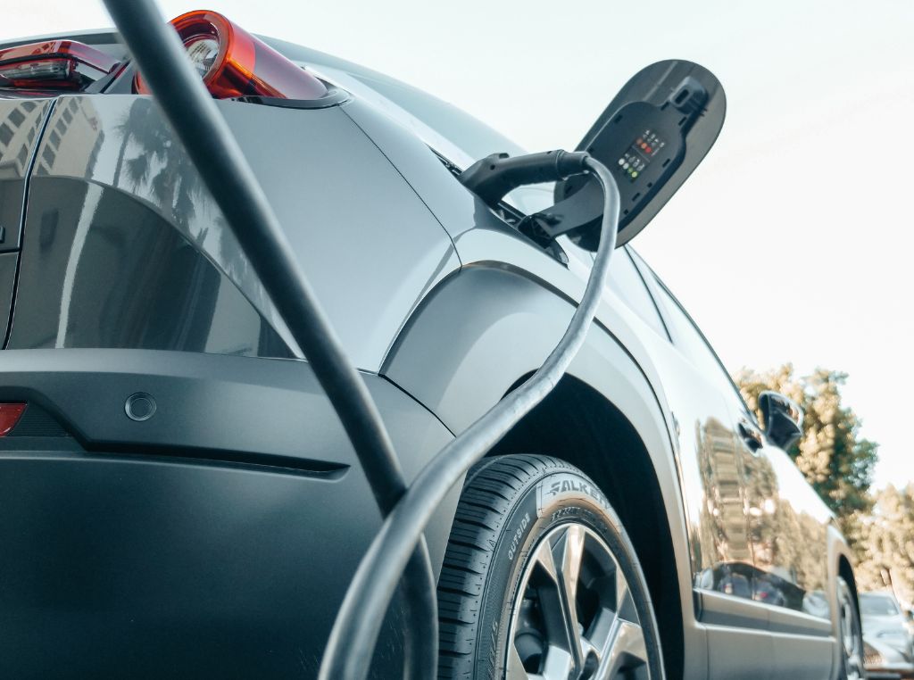 O mercado de veículos elétricos vem crescendo em ritmo acelerado em todo o mundo, impulsionado por incentivos governamentais, metas de redução de emissões de carbono e avanços tecnológicos. 