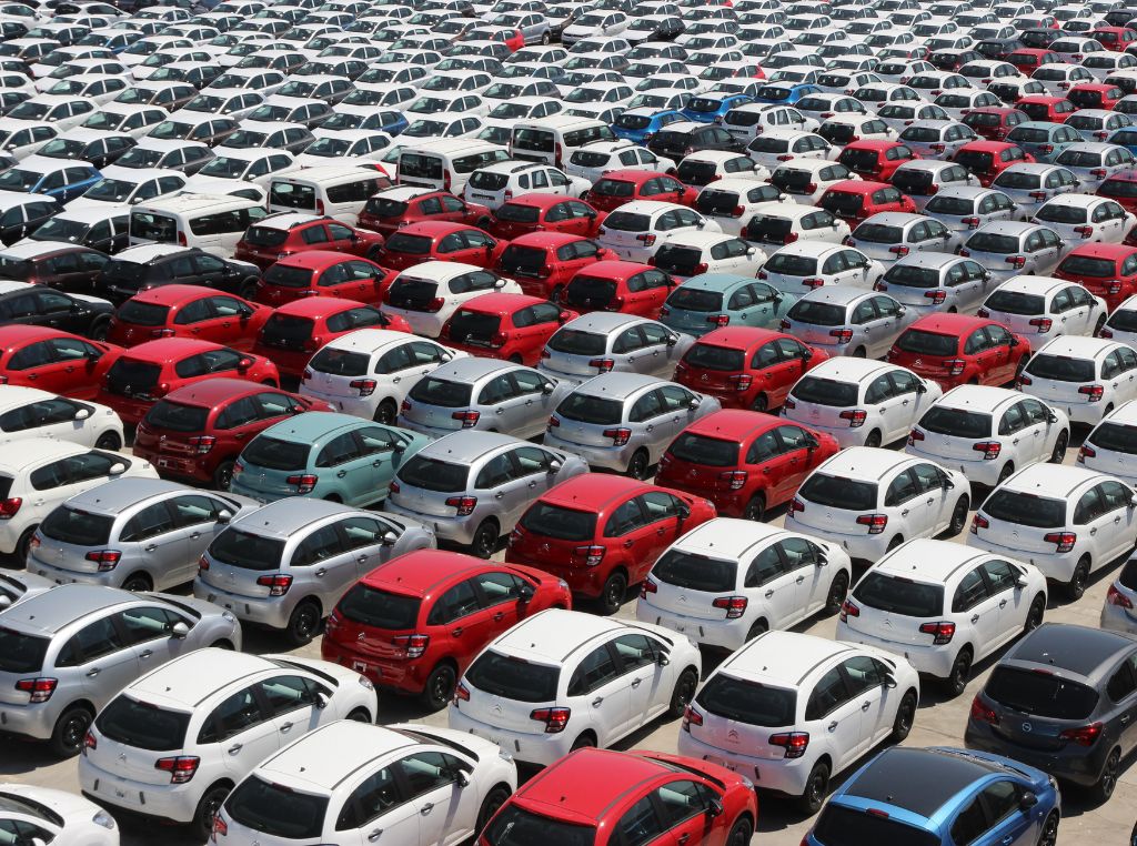 Uma das formas mais eficazes de manter a frota atualizada é criar um ciclo de renovação contínua. Ao vender os veículos atuais antes que percam muito valor de revenda, é possível gerar caixa para reinvestimento em modelos mais modernos — reduzindo o impacto financeiro direto e mantendo a frota sempre em boas condições.