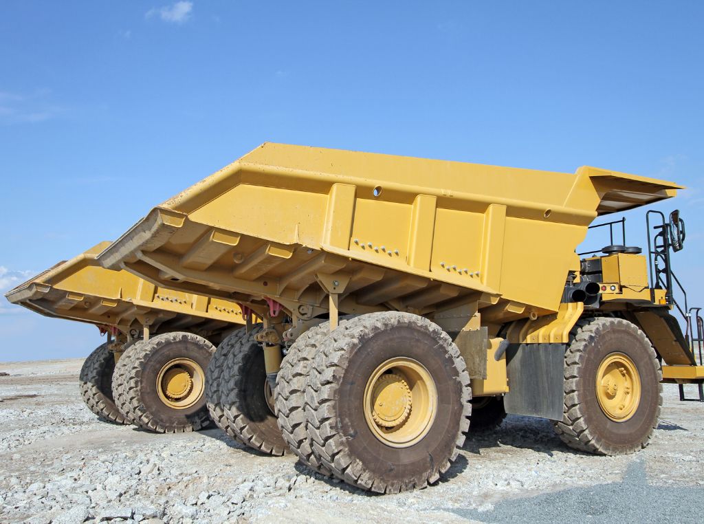 O caminhão fora de estrada é muito mais do que um veículo pesado: trata-se de uma máquina indispensável para setores como mineração, construção e grandes obras de infraestrutura. 