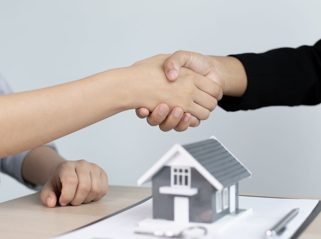 As estratégias para revenda de imóvel mais eficazes para quem deseja entrar no mercado imobiliário com margem de lucro ampliada são diversas. Isso acontece porque os leilões reúnem bens que muitas vezes precisam ser vendidos rapidamente, o que abre espaço para valores mais competitivos e oportunidades únicas.