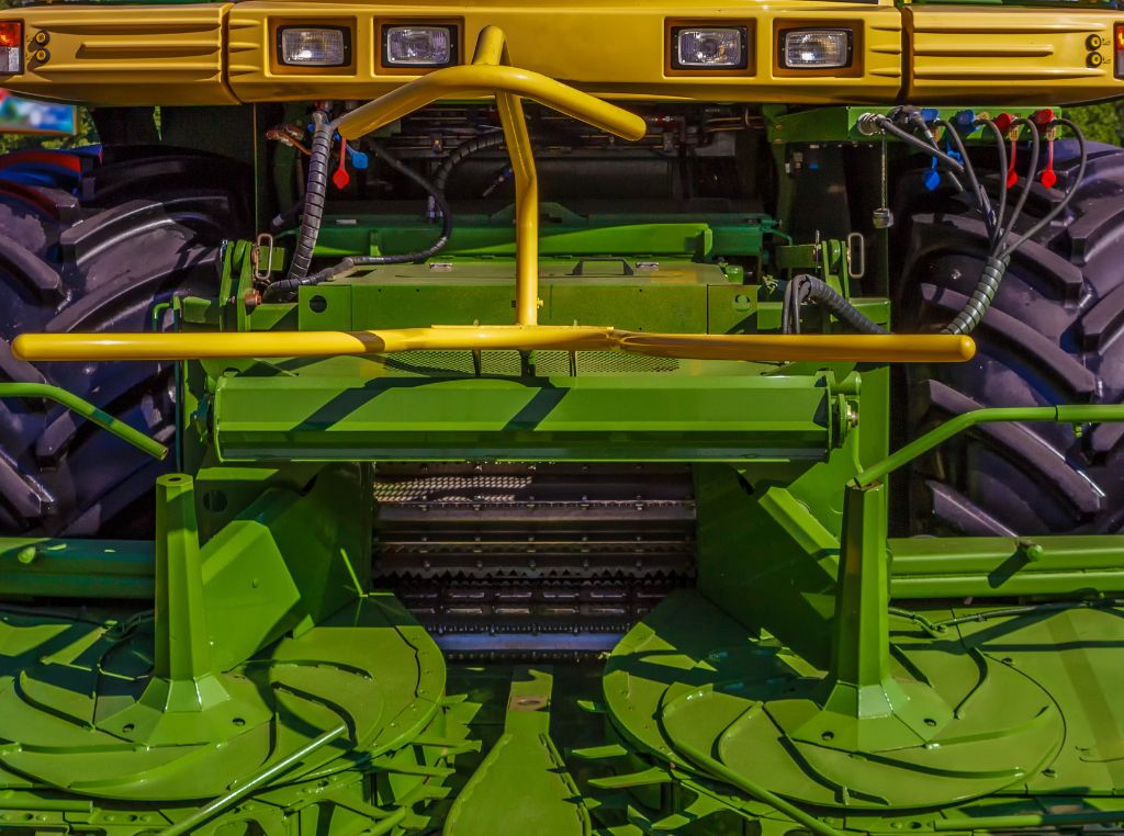 A mecanização agrícola é o processo de utilização de máquinas, equipamentos e tecnologias no campo com o objetivo de substituir ou reduzir o trabalho manual e aumentar a eficiência das atividades rurais. 