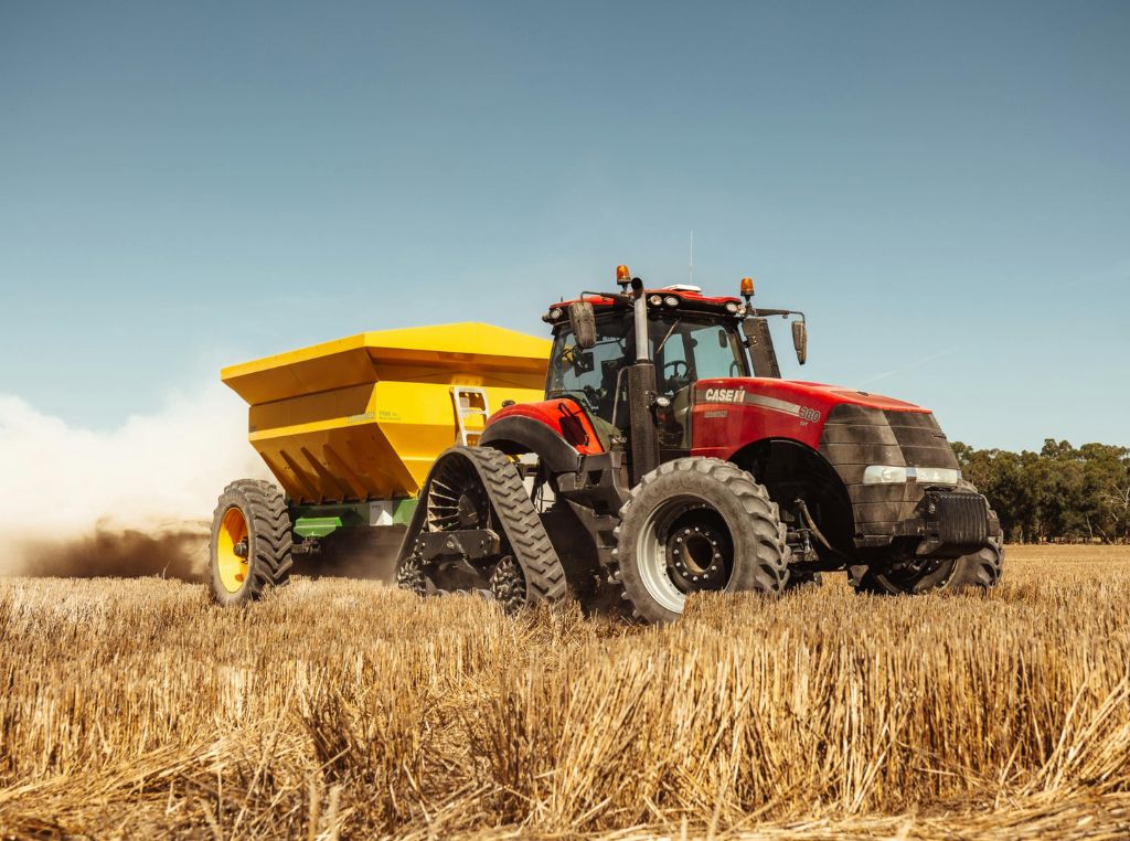 Equipamentos agrícolas mais modernos tendem a oferecer maior eficiência, reduzindo consumo de combustível, tempo de operação e falhas inesperadas.