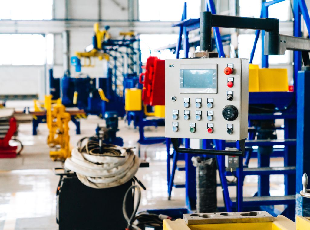 Comprar sem alinhar a aquisição às necessidades reais da operação é um erro comum. Por isso, antes de fechar qualquer negócio, é fundamental entender qual será o papel do equipamento na linha de produção, qual a carga de trabalho esperada, e se há compatibilidade com outras máquinas já em uso. 